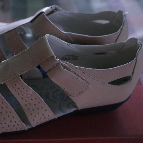 Propet Women's leather Sandals, 9.5 wide width, New In the Box - Picture 2 of 4